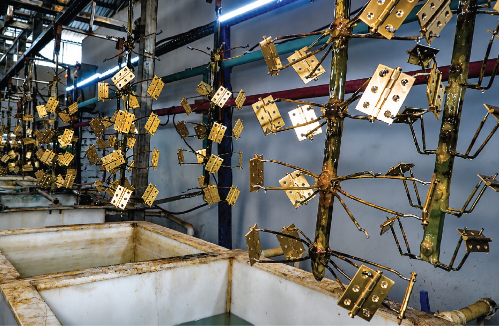 Electroplating process with metal parts coated through electric current
